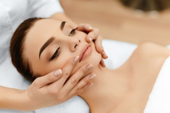 Plazma pomlađivanje lica može se kombinirati s masažom nakon zacjeljivanja kože